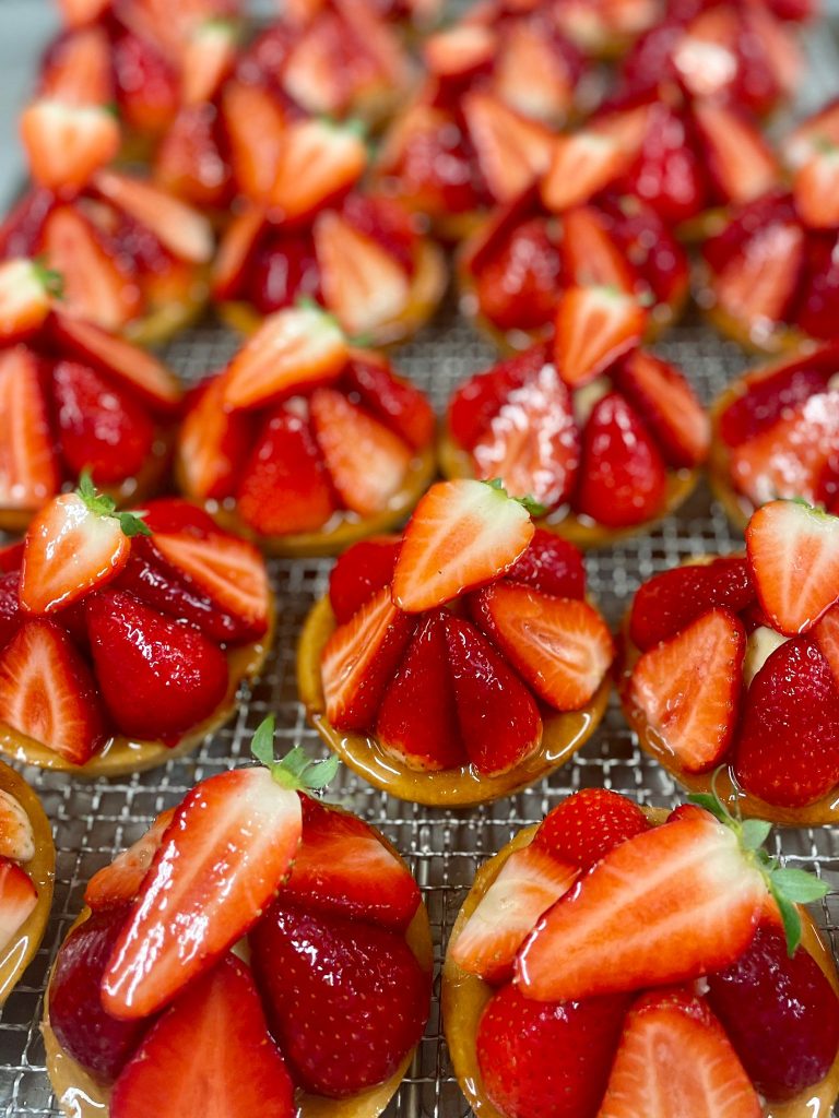 Erdbeertörtchen von Cafe Konditorei Fiedler aus Kiel